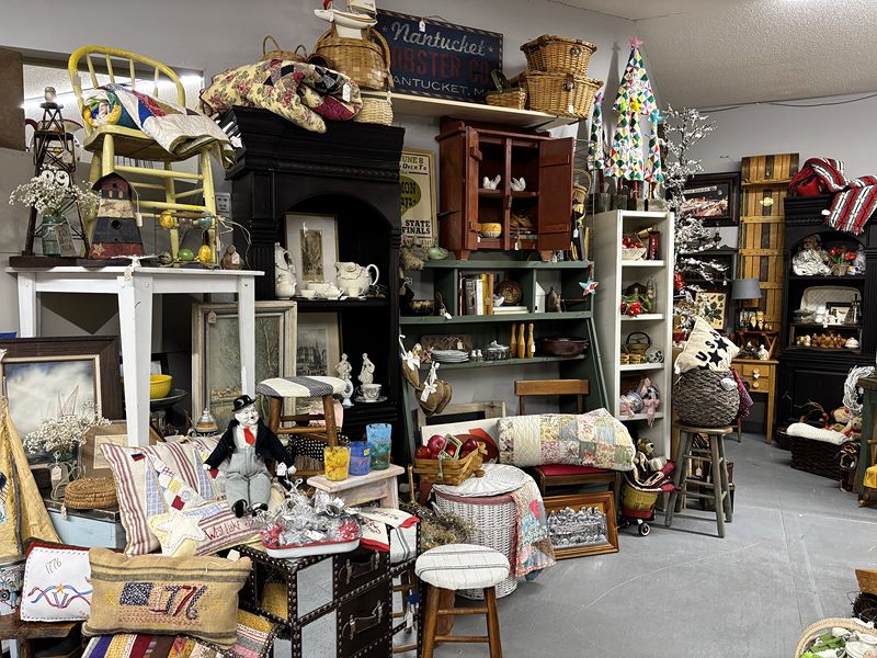 Wicker, quilts, cabinets and seasonal décor gathered in one booth